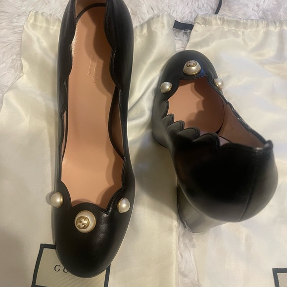 NWOT Gucci Black Scalloped Leather Willow Pearl Embellished Block heel Pumps - Picture 8 of 15